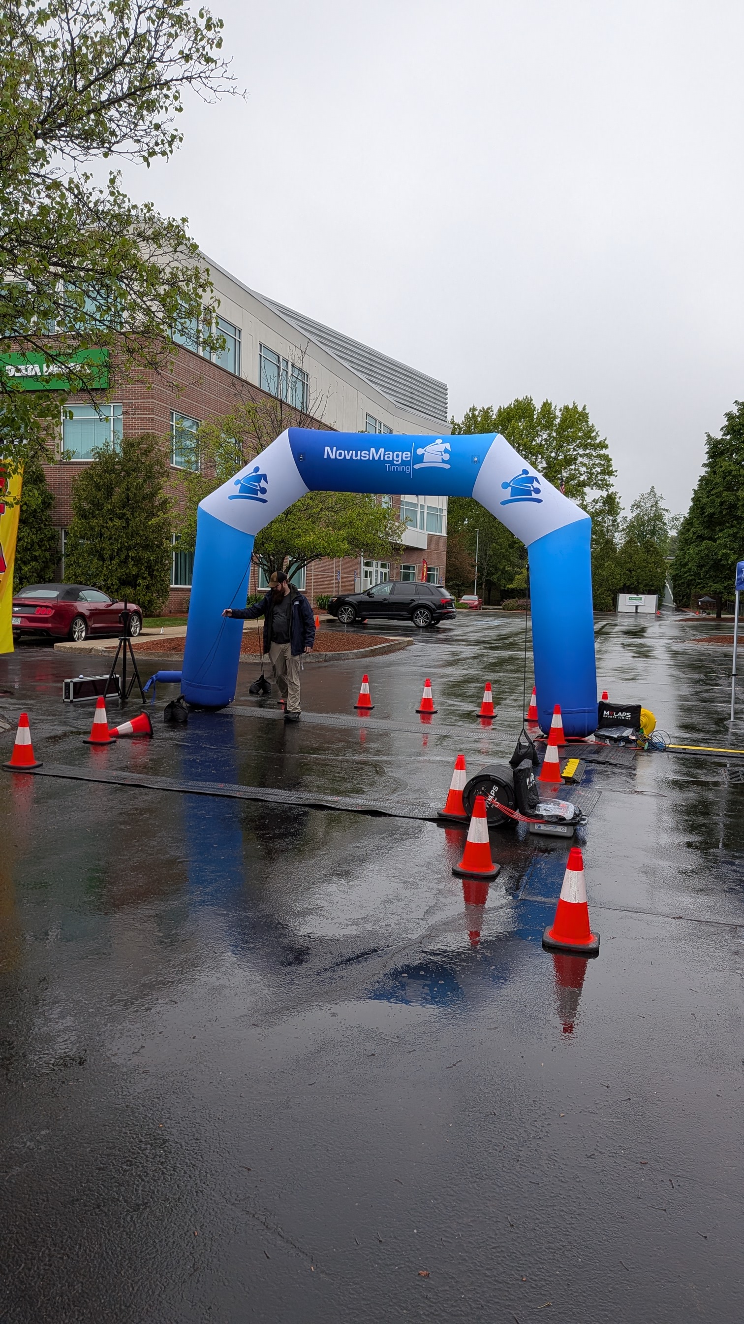 Inflatable finish arch
